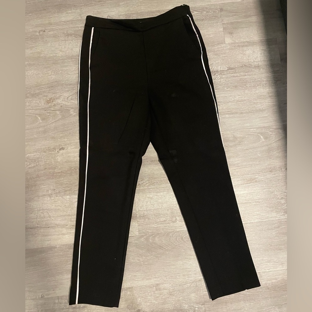 Casual/professional cropped fitted dress pants.  Side pockets. Faux back pockets